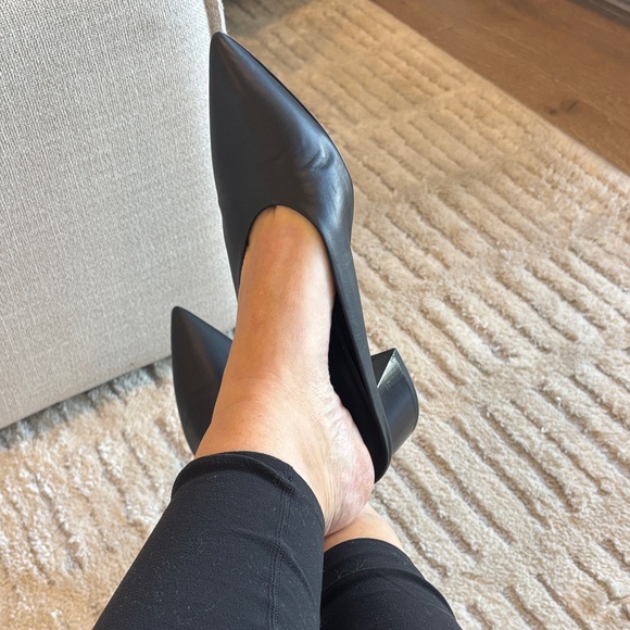 Vince Shoes - Vince Black Pointed-Toe Flats 38/8